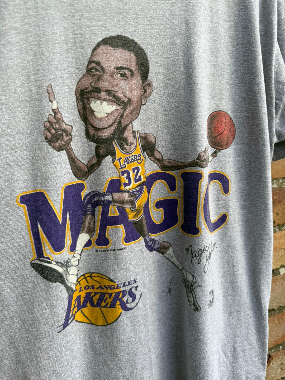 Gray t-shirt with a caricature of basketball player Magic Johnson and 'Los Angeles Lakers' branding.
